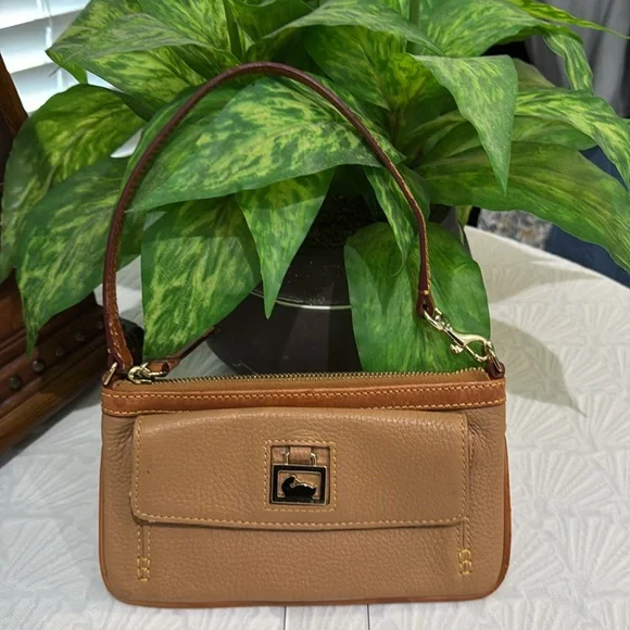 Dooney & Bourke Dillen ll Large Leather Wristlet - Picture 2 of 10